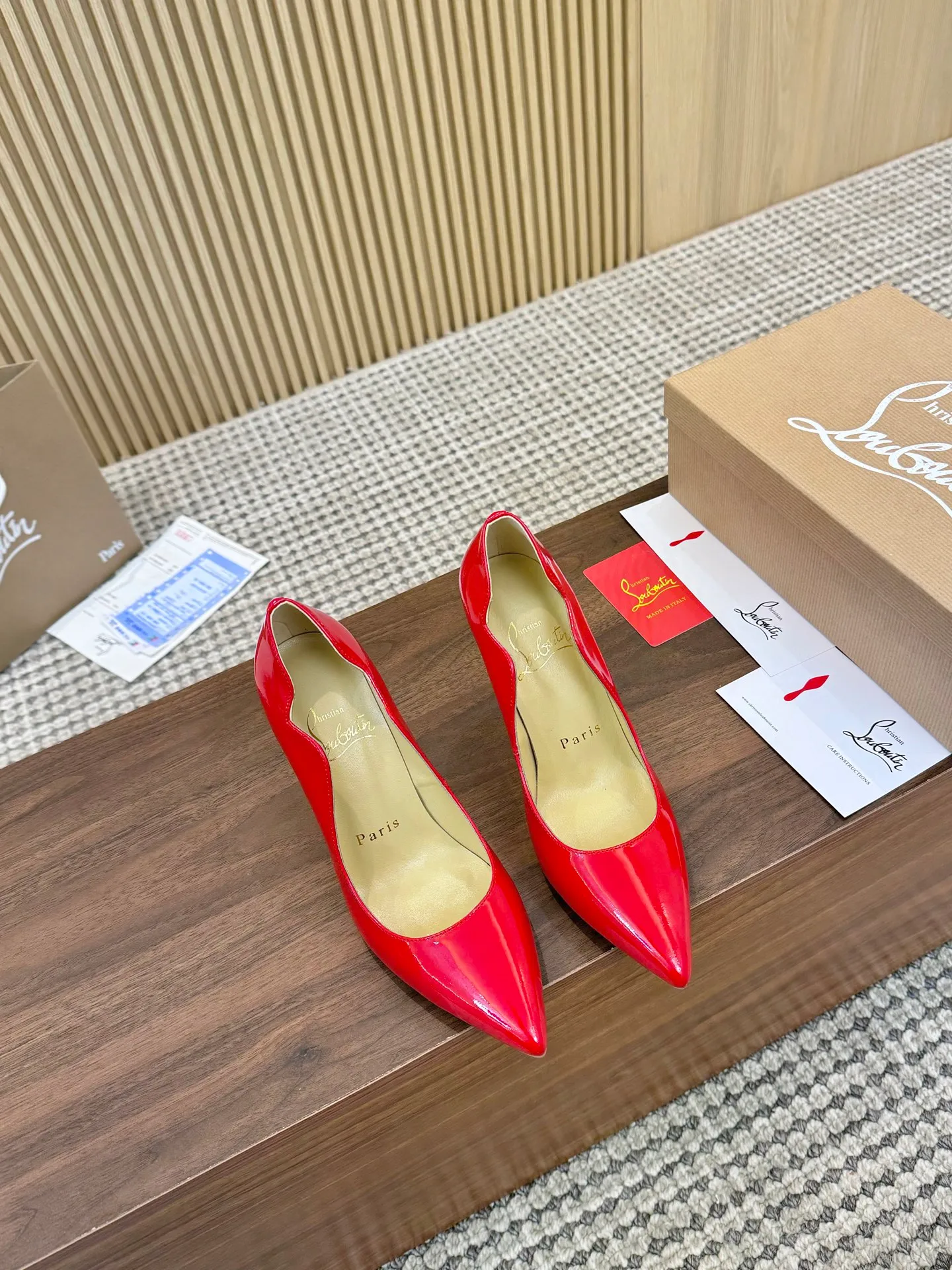 👟👟Ex-factory price 440👟👟 Genuine leather sole +40 shipped all year round 💝Christian Louboutin CL👠 "Imported cow patent leather💎 series" noble and luxurious, real blingbling✨ real materials, all customized by the pattern maker, and the materials are made of original customized materials, achieving the taste of the original 5 color options💍 Upper: Imported 👉Cow patent leather💪 Lining: Sheepskin foot pad/lining Size: 34-40.41.42 Heel height: 10.5cm and 8.5cm two options Leather sole Rubber sole